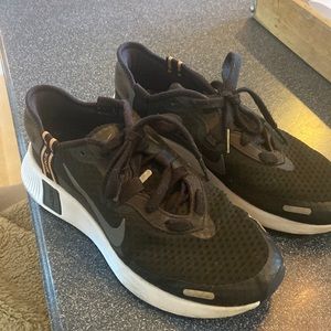 Nike reposto sneakers